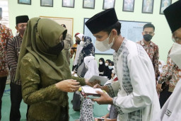 Rangkaian Safari Ramadhan, Bupati Mojokerto Serahkan Santunan Anak Yatim