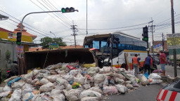Gagal Rem, Bus Harapan Jaya Tabrak Truk dan Motor