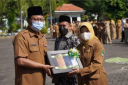 Pelajar di Kota Pasuruan Mendapat Seragam Gratis