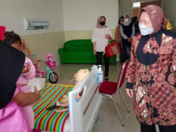 Mensos Risma Sempatkan Kunjungi RR Balita Korban Penganiayaan di RSUD Ngudi Waluyo Blitar