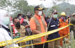 Bagi Bantuan Orang Terdampak Erupsi Gunung Semeru