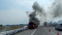 Diduga Korsleting Listrik, Mobil Elf Terbakar di Tol Jombang-Mojokerto