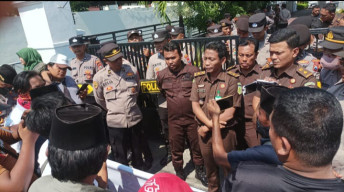 Aliansi Masyarakat Sokobanah Demo Kejari Sampang