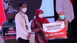 Gubernur Jatim Bersama Busrul Iman Serahkan Hadiah Undian Tabungan Simpeda Bank Jatim 2021