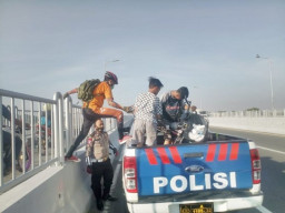 Nekad Masuk Tol Suramadu, Pesepeda Diangkut Polisi