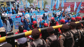 Ratusan Aktivis SP LEM SPSI Gresik Geruduk PT GMCP