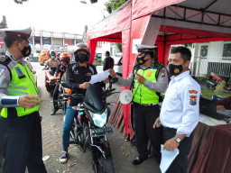 Seminggu Berjalan, Vaksinasi Drive Thru Polres Malang Tidak Pernah Sepi Peminat