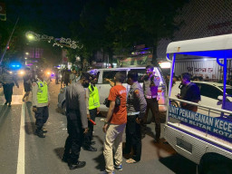 Diduga Pengemudi Mengantuk, Mobil Avanza Seruduk Rambu Rambu Lalu Lintas di Jalan Merdeka Kota Blitar