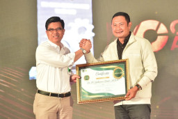 Bupati Lamongan Terima Penghargaan BC Gresik Award