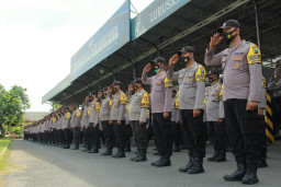 Bhabinkamtibmas yang Membantu Bedah Rumah dengan Uang Pribadi Terima Reward Kapolresta Mojokerto