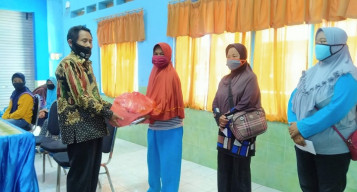 Panti Legendaris Bagikan Sembako dan Uang Saku kepada Anak Asuh