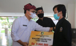 Bupati Anas Berikan 303 Beasiswa Mahasiswa Ditengah Pandemi