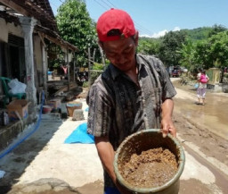 Gabah Sebanyak 2,5 Ton Hanyut Terendam Lumpur Banjir