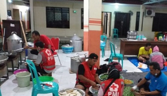 PMI Jember Dirikan Dapur Umum Bagi Korban Banjir