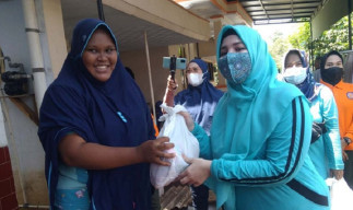 PKK Kota Probolinggo Bagikan Bantuan Sembako Korban Banjir