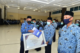 Sejumlah Pejuang Covid-19 Terima Penghargaan