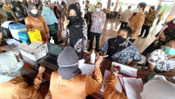 Bupati Ikfina Pantau Langsung Vaksinasi PNS Sekretariat