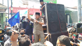 Buruh dan Mahasiswa di Jombang Unjuk Rasa Tolak UU Cipta Kerja