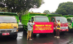 Tak Ada Anggaran BBM, Puluhan Sopir Truk Sampah Mogok Kerja