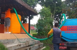 BPBD Kediri Dropping Air Bersih dan Bagikan Tandon Air