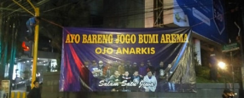 Aremania Pasang Bendera Tolak UU Cipta Kerja di Kawasan Demo