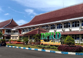 Diduga Palsukan Tanda Tangan, Kantor DPRD Pamekasan Didemo