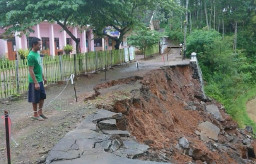 Jalan di Trenggalek Amblas 20 Meter
