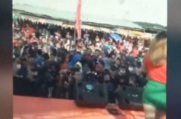 Di Tengah Bahaya COVID-19, Warga Tuban Justru Asyik Dangdutan