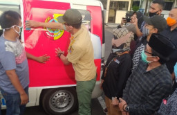 Aset Negara Jadi Medium Kampanye, Poster Cabup Pertahana Faida di Tutup