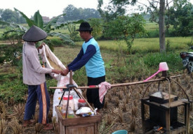 Penjual Kopi Keliling yang Hanya Mau Dibayar dengan Gabah