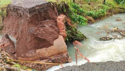 Hujan Deras Sebabkan Jembatan di Banyuwangi Putus