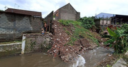 Hujan Deras, Plengsengan di Blitar Ambrol