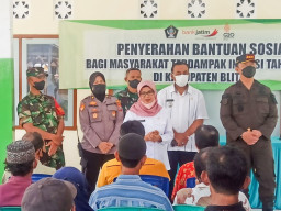 Bupati Blitar Turun Langsung Bagikan BLT BBM