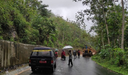 Jalur Utama Pacitan-Trenggalek Tertimbun Longsor