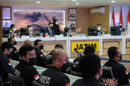 Berhasil Ungkap Kasus Situs Palsu Bansos AS, Polda Jatim Raih Penghargaan Oleh FBI