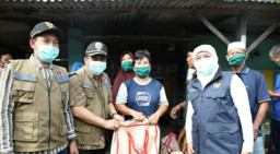 Gubernur Jatim Sambangi Keluarga Dua Bocah Tenggelam Akibat Banjir