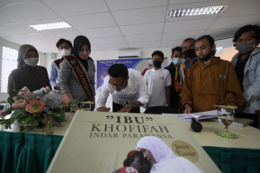 Rayakan Hari Ibu, PFI Kota Surabaya Gelar Bedah Buku Sosok IBU Khofifah Indar Parawansa