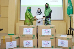 Pertiwi Indonesia Beri Bantuan 1.000 APD Kepada Muslimat NU Surabaya