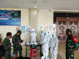 Dandim 0816/Sidoarjo Bagikan Paket Obat untuk Pasien Isolasi