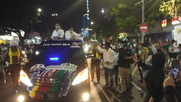 Jelang Debat Publik, Warga Berjajar Sambut Machfud Arifin-Mujiaman