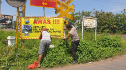 Tekan Laka Perlintasan Tanpa Palang Pintu, Polresta Mojokerto Pasang Banner Himbauan