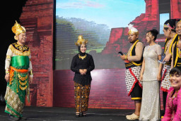 Wali Kota Ning Ita Main Ludruk Semar Mesem Bersama Ketua DPRD Jatim