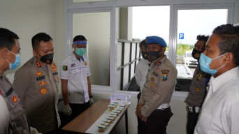Cegah Penggunaan Narkoba, Anggota Polres Gresik Lakukan Tes Urine