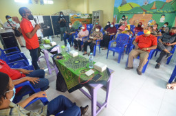 Tak Ingin Ada Korban Investasi Bodong, Indah Kurnia Gelar Penyuluhan Pada Warga Kalibokor