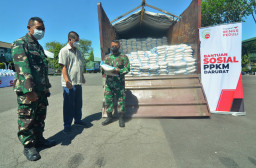 Lewat Korem Baskara Jaya, Yayasan Wings Peduli Salurkan 2 Truk Beras Pada Masyarakat Terdampak PPKM