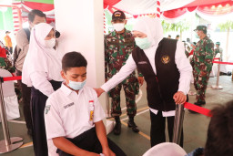 Gubernur Khofifah Tinjau Vaksinasi di Bojonegoro, Vaksinasi Dosis Pertama & Kedua Jatim Posisi Kedua Tertinggi Nasional