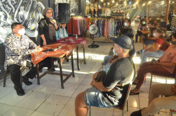 Hadiri Ajang Ramadhan Thrift Sale, Indah Kurnia Sosialisasikan BI Fast di Tengah Para Bonek