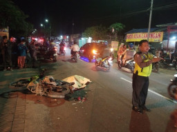 Asyik Main Handphone, Pengendara Motor Tewas Terlindas Truk