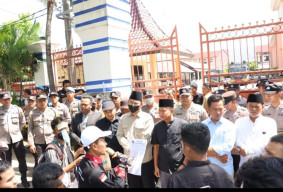 Mahasiswa Kepung DPRD Sampang Minta Aparat Tuntaskan Kekerasan Seksual