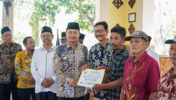 Baznas Lamongan Salurkan Zakat 1 Desa 5 Mustahik